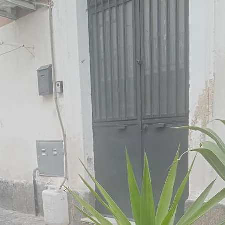 A Casuzza Aeroporto di Catania Fontana Rossa
